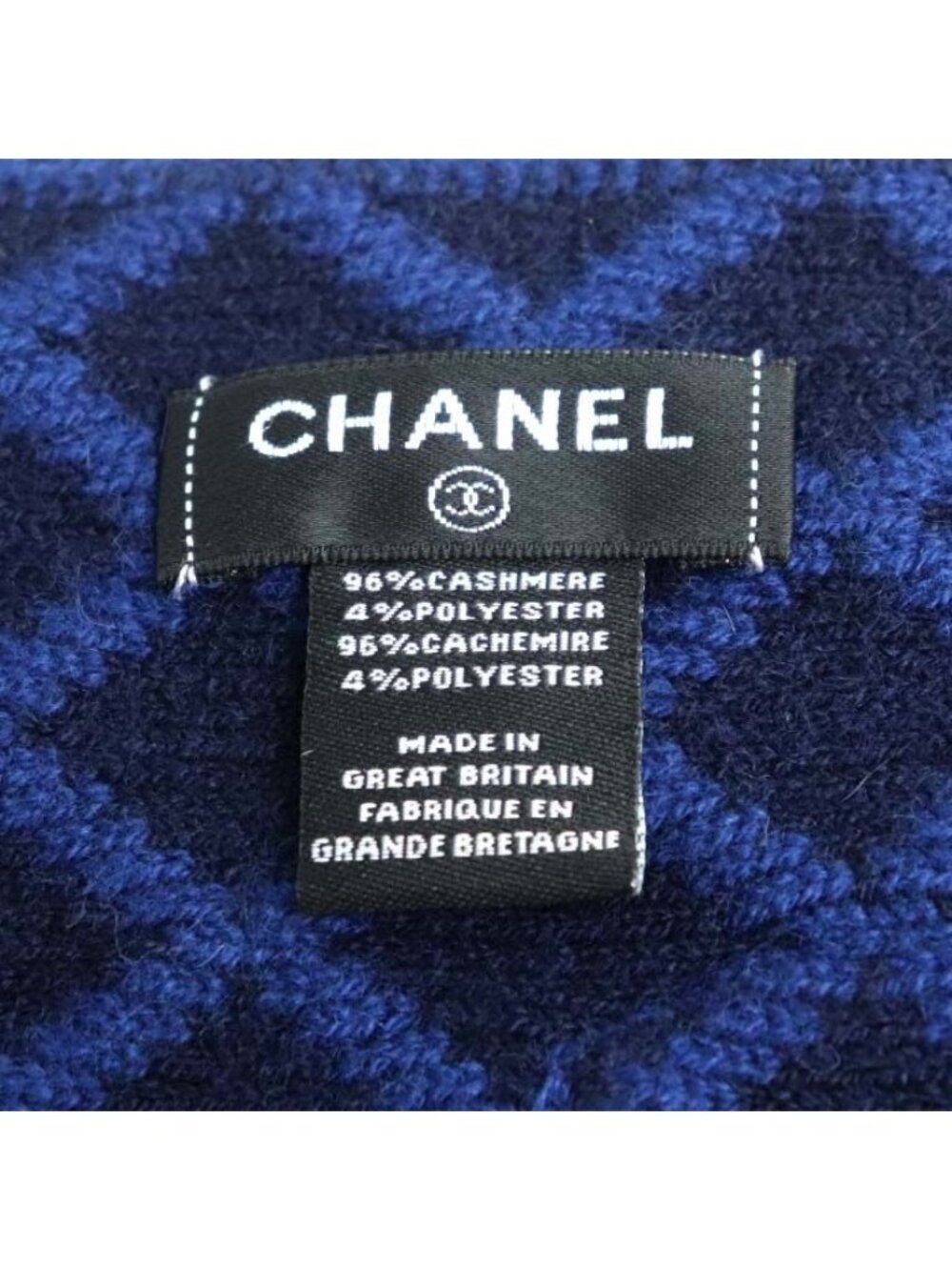 Chanel Large Quilted Scarf with Pocket Blue - Picture 4 of 4